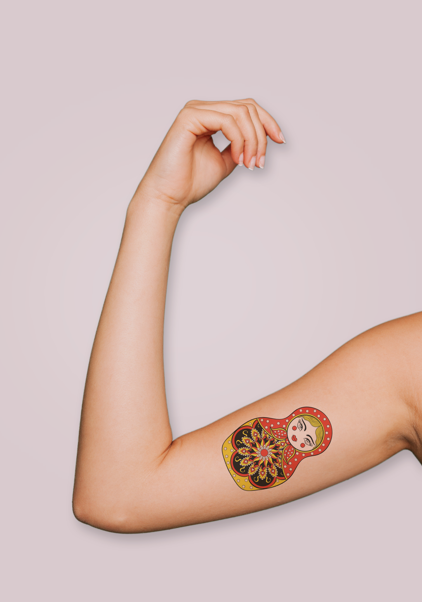Tatouage Poupée Russe Rouge Et Jaune - Style Unique