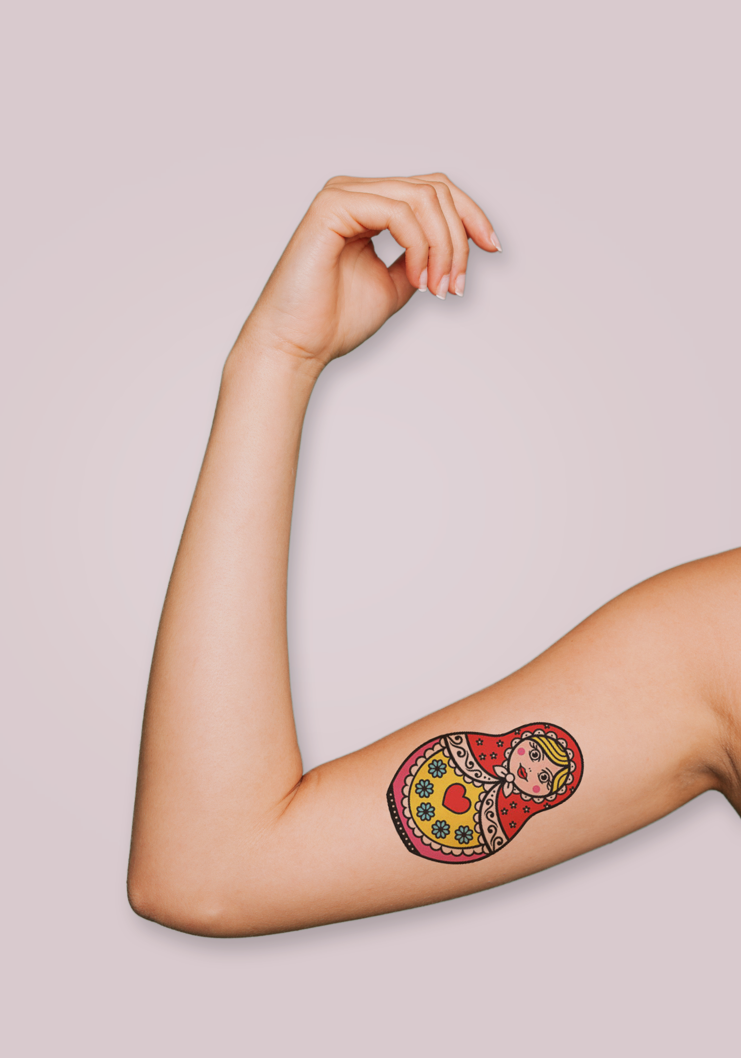 Tatouage Poupée Russe Traditionnelle Rouge - Élégant et Authentique
